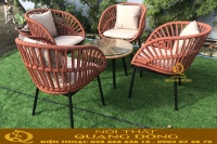 Bộ bàn ghế giả mây đặt tại khu nghỉ dưỡng ven biển, phù hợp không gian sang trọng