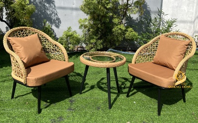 Mẫu bàn ghế giả mây QD-309 kiểu dáng phong cách, hiện đại, màu trắng sang trọng, thiết kế công phu là một trong những dòng sản phẩm bàn ghế giả mây cao cấp của nhà sản xuất công ty TNHH nội thất Quang Đông