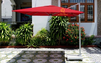 Dù lệch tâm vuông 2.5m màu đỏ khung kim loại sơn tĩnh điện, che nắng sân vườn, resort cao cấp