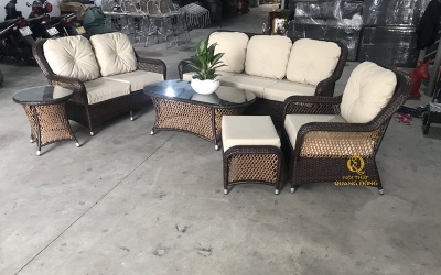 Sofa đầy đủ tiện nghi cho sân vườn ngoài trời,với phong cách hẹ nhàng bán cổ điển 