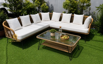 Sofa giả mây cao cấp phòng khách có thiết kế thanh gọn, màu sắc tự nhiên vàng mây kết hợp chân thép sơn tĩnh điện nghệ thuật  thể hiện sự sang trọng và dẳng cấp