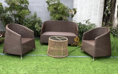 Sofa mây nhựa QD-756 sử dụng khung kim loại bền bỉ, phù hợp cho mọi không gian