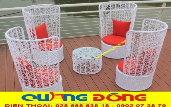 Tone màu trắng tinh khôi đi kèm nệm màu đỏ tạo điểm nhấn tuyệt đẹp trên mẫu bàn ghế giả mây QD-2073