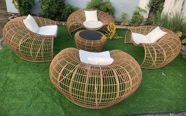 Ghế giả mây thiết kế chuẩn chất lượng hàng ngoài trời, kiểu dáng hiện đại cách điệu từ mây nhựa đan polyester cao cấp bản tròn và khung bằng thép sơn tĩnh điện chắc chắn