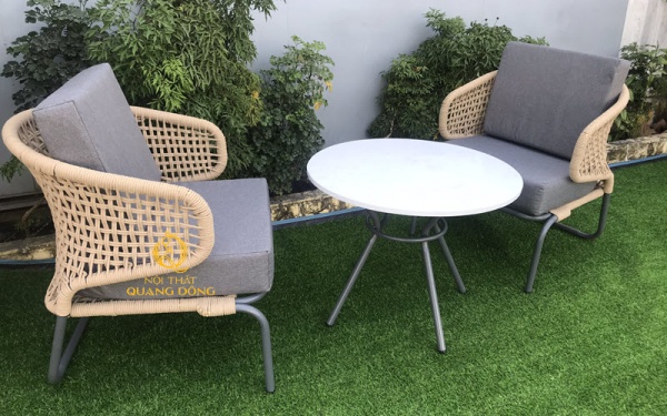 Bộ ghế cafe thư giãn ấn tượng với đường nét cách điệu nhẹ lưng ghế cong trên mây nhựa bản tròn cao cấp, ghế sang cho cafe, resort cao cấp màu sắc trang nhã
