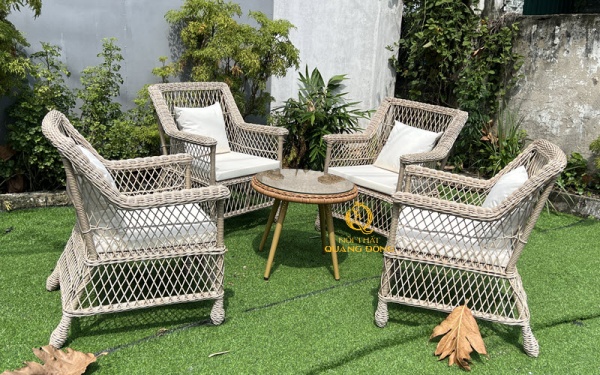Bộ bàn ghế QD-2104 đan tay thủ công bằng sợi nhựa giả mây tròn bền bỉ, thiết kế độc đáo với caro hình quả chám, kết hợp bàn tròn hoặc vuông, lý tưởng cho sân vườn, ban công và quán café ngoài trời.