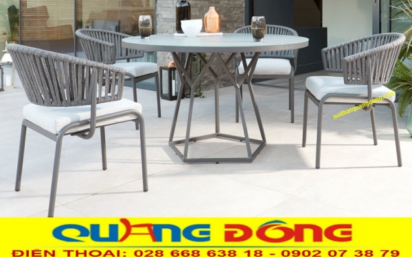 Mẫu bàn ghế mây nhựa QD-289 hiện đại, có kiểu dáng sáng tạo sử dụng bản dây dẹp với thông màu xám mốc tự nhiên mang phong cách phương tây
