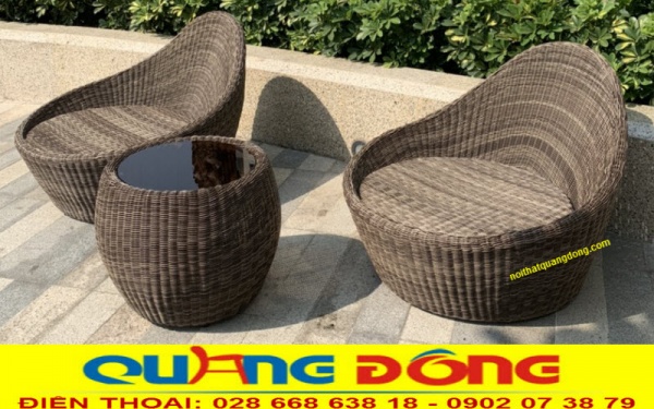 Bàn ghế giả mây QD-291 thiết kế tinh tế với tông màu nâu tự nhiên, sử dụng sợi mây tròn cao cấp tạo dáng ghế rộng rãi kết cấu cứng cáp thích hợp nhất cho bàn ghế sân vươnf