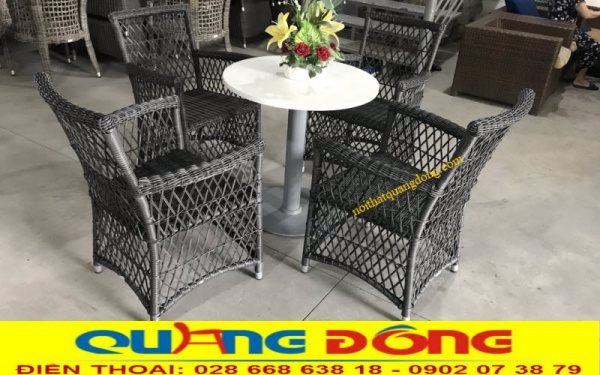 Mẫu bàng ghế giả mây QD-293 sử dụng lối đan Kazo, màu sắc tự nhiên sang trọng, thích hợp cho không gian quán cafe, quán ăn, nhà hàng, khách sạn...