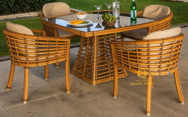 Mẫu bàn ghế giả mây QD-295 thích hợp cho không gian nhà hàng, quán ăn gia đình, hay trưng bay ở phòng khách, phòng bếp đểu tôn lên vẻ sang trọng, đẳng cấp