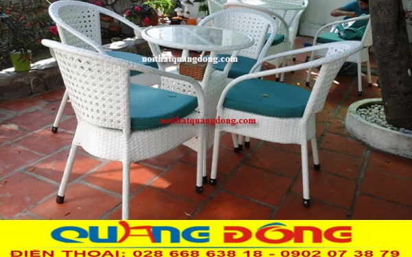 Mẫu bàn ghế giả mây QD-296 màu trắng sang trọng với kiểu đan mắt cáo kết hợp đan lóng. mẫu bàn ghế có tay vịn tựa lưng thoải mái thích hợp cho quán cafe