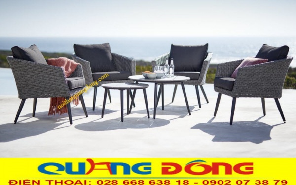 Mẫu bàn ghế sang trọng ngoài trời có thể thay thế sofa với thiết kế bàn đôi nhỏ cùng ghế thấp dễ ngồi, và mê ghế rộng thoáng