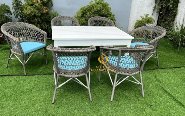 Mẫu bàn ghế giả mây QD-317 sử dụng bàn bằng gỗ tự nhiên kết hợp ghế nhựa giả mây cao cấp thích hợp cho không gian sân vườn, nhà hàng sang trọng
