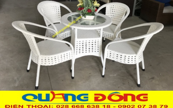 Mẫu bàn ghế giả mây QD-325 được đan thủ công bằng sợi mây nhựa 7 ly màu trắng kết hợp kiểu đan mắt cao với những ô thoáng đều đặn đẹp mắt