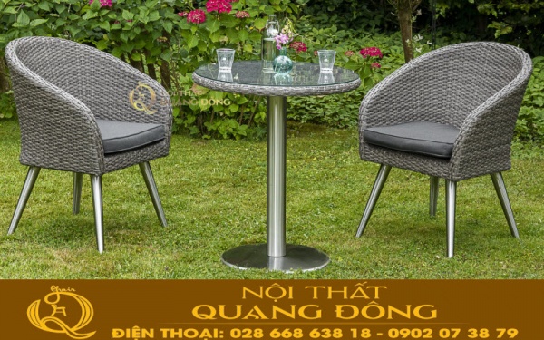 Bàn ghế mây nhựa sử dụng khung bằng inox 304 đan nhựa giả mây chắc chắn với màu sắc tự nhiên sáng và sang trọng đẳng cấp cho không gian ngoại thất 