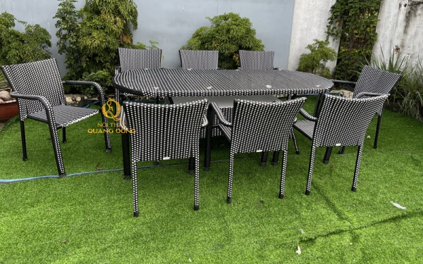 Set bàn ghế mây nhựa QD-351 với kiểu dáng đơn giản, gọn gàng thích hợp cho trong nhà lẫn ngoài trời sử dụng làm bàn tiệc, bàn ăn, cafe,, ban công,....