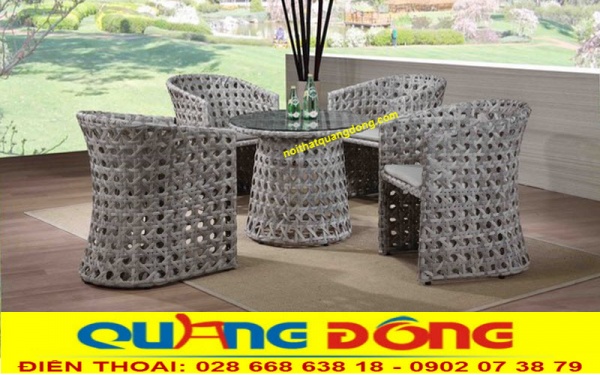 Bàn ghế giả mây QD-354 sử dụng lối đan mắt cáo, đan kín toàn bộ phần lưng và chân ghế, khung sườn bo tròn tạo thành khối hình sang trọng, lôi cuốn ở mọi góc nhìn