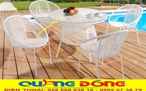 Bàn ghế giả mây ngoài trời màu trắng tinh tế và sang trọng
