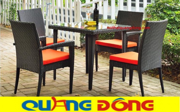 Mẫu bàn ghế giả mây QD-363 mang dáng vẻ cứng cáp với khối hình vuông vứt , màu sắc đẹp mắt tạo nên thần thái sang trọng ở mọi góc nhìn.
