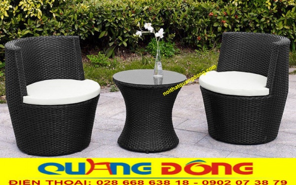 Bàn ghế giả mây đan thủ công với chất lượng ngoài trời của sợi mây nhựa chịu nắng mưa tốt nhờ hoạt chất kháng tia UV