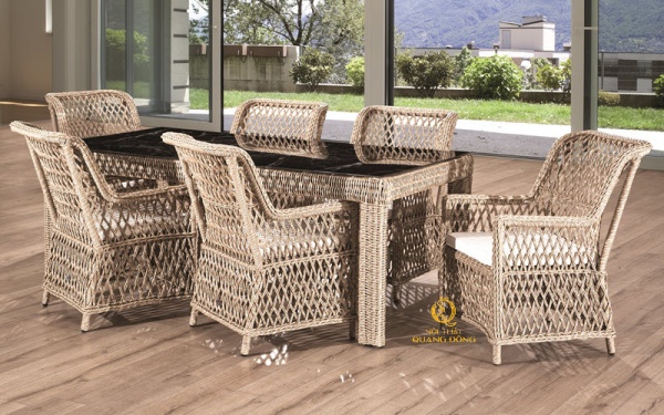 Bàn ghế giả mây QD-379 mang lại sự cứng cáp, chắc chắn với lối đan kín từ chân lên mê ngồi, sản phẩm sử dụng tông màu tự nhiên đẹp mắt.