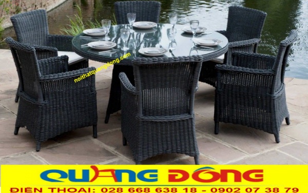 Bàn ăn ngoài trời cao cấp với mây nhựa đan màu đen cá tính, tạo hình khá vững chắc trên chất liệu khung kim loại đan nhựa giả mây kháng tia UV