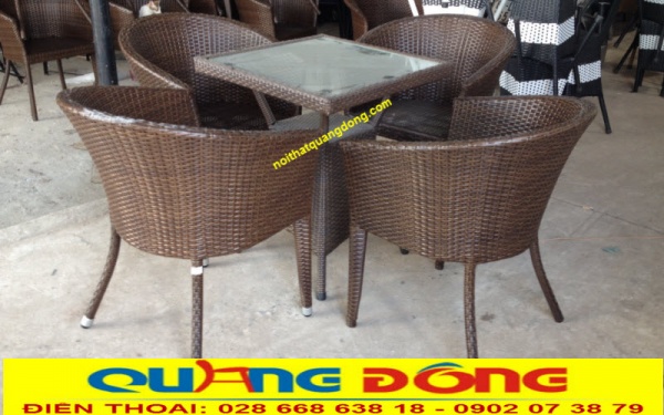 Bàn ghế giả mây đơn giản với tông màu nâu giả gỗ tự nhiên sang trọng với kết cấu nhẹ, bền thích hợp cho không gian cafe