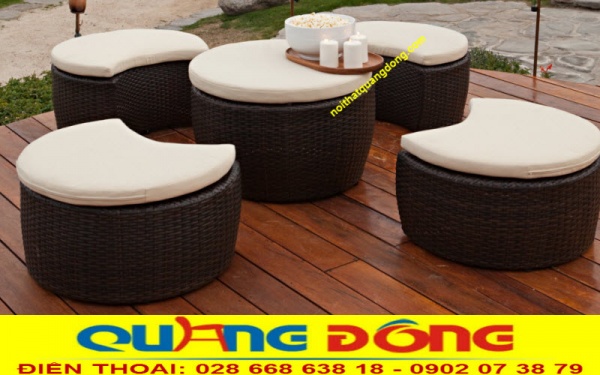 Bàn ghế sân vườn tạo dáng nghệ thuật với phong cách đôn ngồi đơn giản tiện nghi và sang trọng bằng chất liệu mây nhựa đan cá tính màu nâu giả gỗ