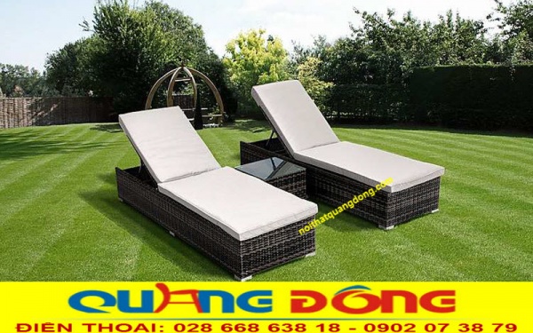 Mẫu ghế nằm hồ bơi thiết kế khối hộp chữ nhật được đan kín bằng kiểu đan lóng truyền thống tạo nên vẻ cứng cáp và sự mới lạ cho chiếc ghế nằm thư giãn hồ bơi