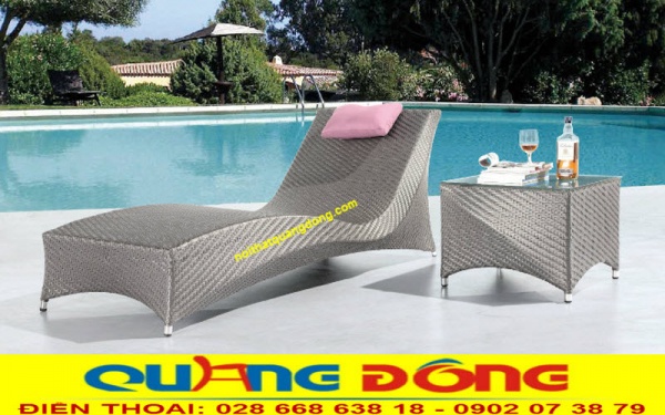 Mẫu thiết kế ghế nằm thư giãn hồ bơi giả mây QD-1238 tạo điểm nhấn nhẹ bằng những uốn cong góc cạnh trên khối đan thủ công vuông vứt từ nhựa giả mây cao cấp
