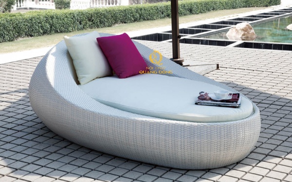 Chiếc ghế nằm hồ bơi giả mây QD-1239 với thiết kế tinh xảo, kiểu dáng hiện đại như một chiếc giường di động, sử dụng sợi mây nhựa dẹp cao cấp kháng tia UV