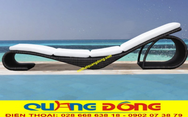Mẫu ghế nằm hồ bơi giả mây QD-1242 thiết kế độc đáo bằng những điểm nhấn uốn cong nhấp nhô đẹp mắt, thu hút người tiêu dùng không chỉ về chất liệu mà còn về nghệ thuật