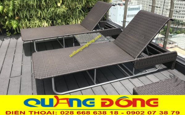 Mẫu ghế hồ bơi thiết kế vuông vức, thanh mảnh chắc chắn có thang nâng hạ linh hoạt, bằng chất liệu sử dụng mây nhựa cao cấp kháng tia UV cực tím