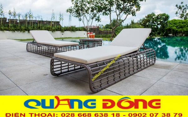 Sự kết hợp hài hòa giữa nhựa giả mây bản lớn và khung kim loại sơn tĩnh điện tạo sự chắc chắn, bền đẹp cho sản phẩm ghế hồ bơi giả mây QD-1253