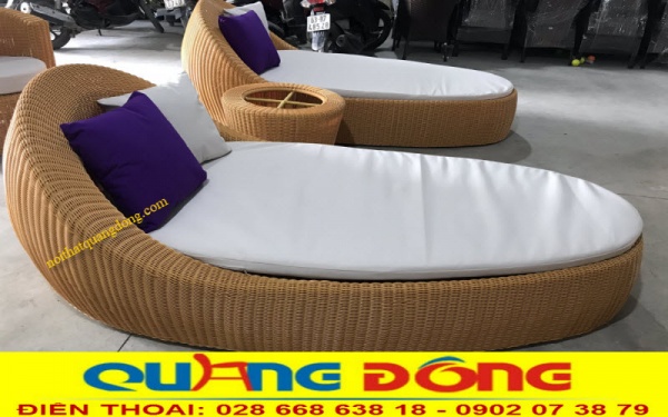 Mẫu ghế nằm hồ bơi giả mây cao cấp sử dụng sợi nhựa giả mây bản tròn được đan chắc chắn, bền đẹp là sản phẩm nổi bật khi sử dụng cho bể bơi, sân vườn, bải biển