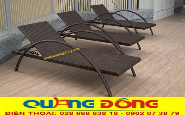 Thiết kế ghế hồ bơi giả mây QD-1255 có tay vịn bo cong mềm mại kết hợp với dáng ghế thẳng tấp có thang nậng hạ linh hoạt và kiểu dáng đơn giản, sang trọng