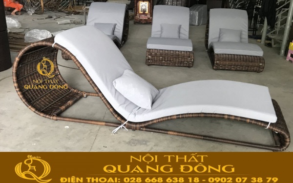 Ghế hồ bơi thư giãn dáng cong dài nghệ thuật, mẫu lý tưởng cho không gian sử dụng resrot, khách sạn với phong cách thiết kế nhẹ nhàng gần gũi với thiên nhiên bằng phương pháp đan thủ công mây nhựa