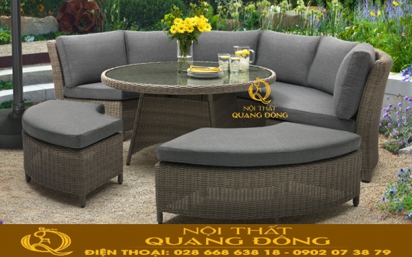 Ghế sofa giả mây đan sợi mây nhựa tròn tinh tế, sang trọng, thiết kế sofa lắp ghép bao gồm cả băng ghế tựa lưng, đôn ghế và lựa chọn tông màu sắc nhẹ nhàng nhưng rất nổi bật cho không gian