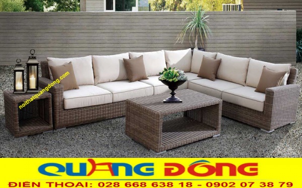 sofa giả mây QD-652 thiết kế với 2 băng ghế  được ghép lại thành góc L nhỏ gọn, xinh xắn kết hợp chiếc bàn hình chữ nhật cùng chiếc đôn trang trí tinh tế, sang trọng