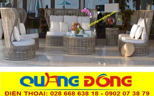 Mẫu sofa giả mây QD-654 mang thế dáng uyển chuyển, cao lớn với mê ngồi rộng rãi, thiết kế bằng bản nhựa giả mây bán nguyệt lớn 14 ly chất lượng và sang trọng