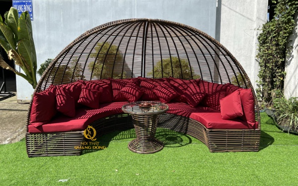 Mẫu sofa giả mây thiết kế chắc chắc, vững chãi có mái che hạn ché phản chiếu ánh nắng trực tiếp cho người sử dụng