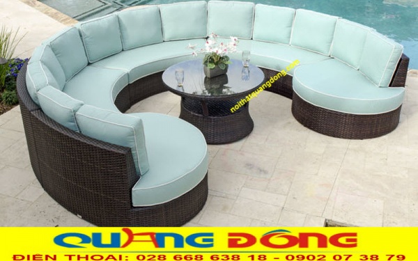 thiết kế sofa giả mây QD-668 bán vòng tròn tạo điểm nhấn mở ở 2 đầu ghế ngồi, và tổng thể mê ngồi rộng rãi thích hợp cho phòng khách, sân vườn 