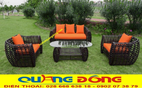 Sofa giả mây QD-674 thiết kế tự nhiên, cá tính theo lối mây tre bản lớn gần gũi với thiên nhiên, sử dụng màu sắc nệm lót làm nổi bậc không gian