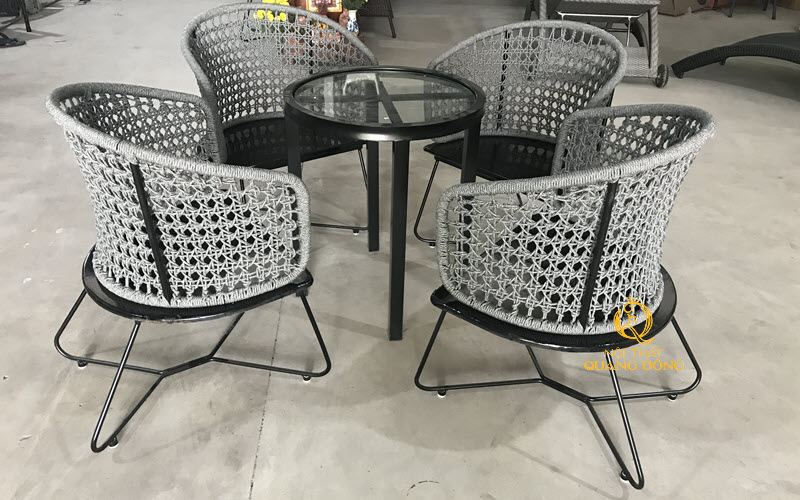 Ghế mây nhựa với kiểu đan mắt cáo thông thoáng
