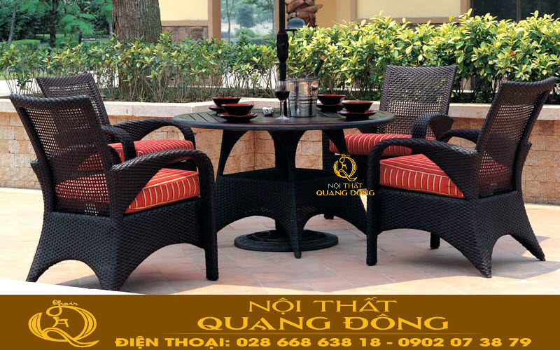 Bàn ghế mây nhựa với trọng lượng nhẹ, linh hoạt thay đổi