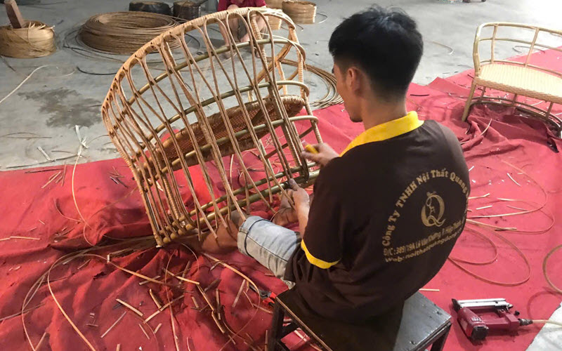 Bàn ghế giả mây được đan thủ công tỉ nỉ bởi người thợ có tay nghề