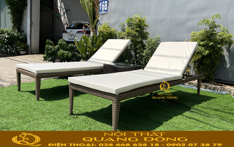 Ghế hồ bơi QD-1272 mang thiết kế đơn giản có thang nâng hạ tiện lợi