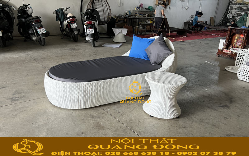 Nội thất Quang Đông là đơn vị sản xuất trực tiếp ghế nằm hồ bơi giả mây Ghế nằm hồ bơi đan sợi nhựa giả mây được ghi hình tại xưởng Nội thất Quang Đông