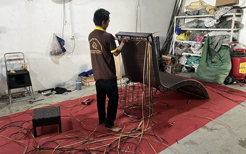 Công đoạn sản xuất đan ghế nằm hồ bơi giả mây QD-1276