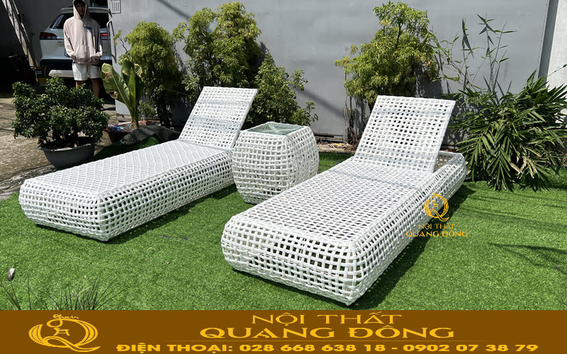 Ghế nằm hồ bơi thiết kế có thang nâng hạ tiện lợi cho người sử dụng